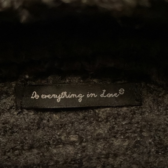 Do Everything In Love Grey Cropped Poncho. One Size - Picture 12 of 13